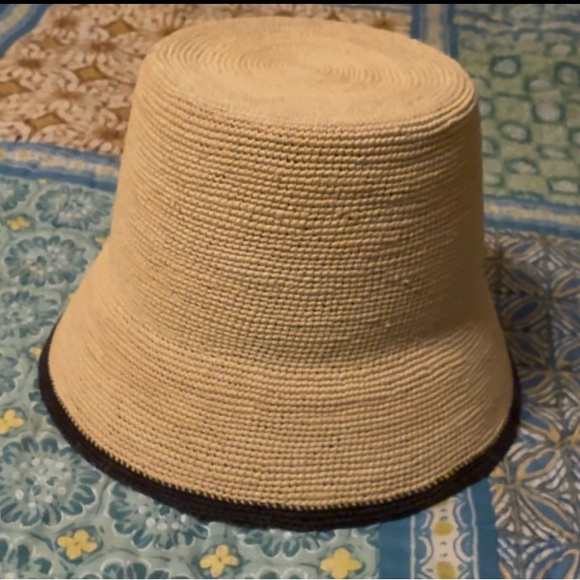 Artesano Accessories - Women’s Artesano Yana packable hat, natural w/blk trim, adjustable, like new